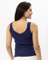 blusa-malha-canelada-decote-com-renda-marinho-03