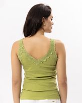 blusa-malha-canelada-decote-com-renda-verde--pistache-bm90060516-03