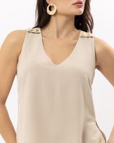 blusa-cavada-tecido-ombro-botoes-personalizados-areia--bt60040625-03