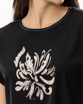 blusa-tecido-estampa-flor-co-aplicacoes-preto--bt60160625-01