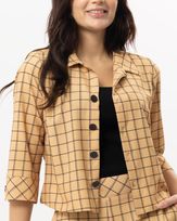 casaqueto-cropped-alfaiataria-xadrez-pespontos-amarula-zt60700625-01