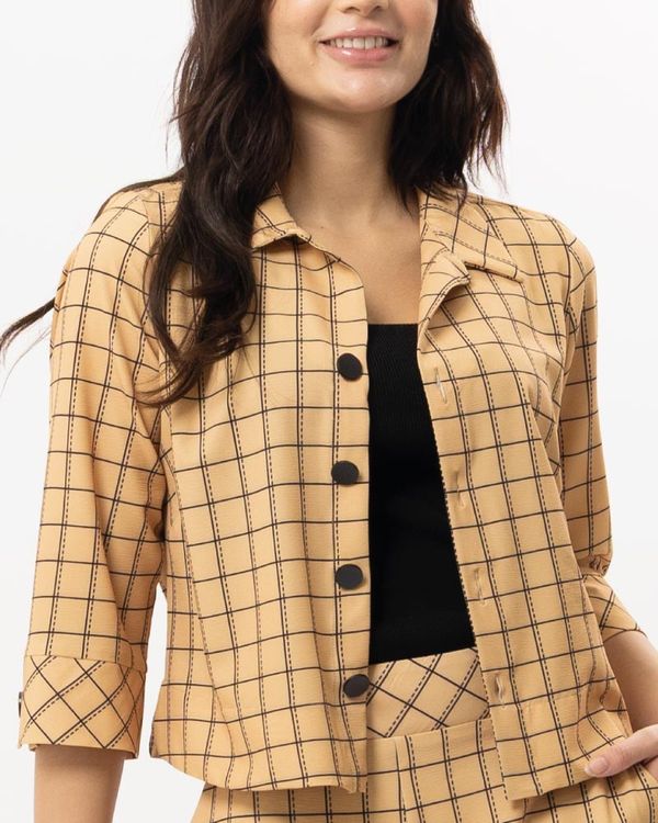 casaqueto-cropped-alfaiataria-xadrez-pespontos-amarula-zt60700625-01