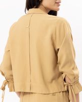 casaqueto-utilitario-alfaiataria-twill-punho-regulagem-amarula-zt60240625-03