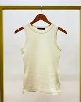 regata-malha-canelada-decote-redondo-off-white-bm62060825-01