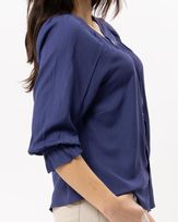 blusa-viscose-textura-decote-botao-metal-flor-azul--bt61760725-02