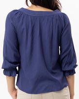 blusa-viscose-textura-decote-botao-metal-flor-azul--bt61760725-03