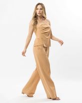 blusa-corpete-alfaiataria-pregas-e-basque-transpassado-amarula-bt60340625-02