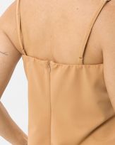 blusa-corpete-alfaiataria-pregas-e-basque-transpassado-amarula-bt60340625-03