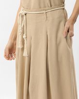 saia-midi-evase-linho-com-pregas-e-cinto-amarula-st61480725-02