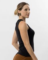 regata-malha-canelada-decote-redondo-preto--bm62060825_265-02