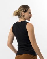 regata-malha-canelada-decote-redondo-preto--bm62060825_265-03