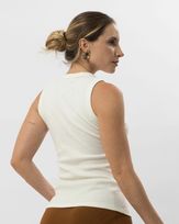 regata-malha-canelada-decote-redondo-off-white-bm62060825--03