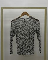 blusa-slim-tule-estampado-manga-longa-off-white-bm63100925-02