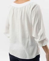blusa-viscose-textura-decote-botao-metal-flor-off-white-bt61760725-03