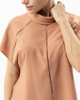 blusa-viscose-de-linho-com-entremeios-e-gola-virada-nude--bt62940825-02
