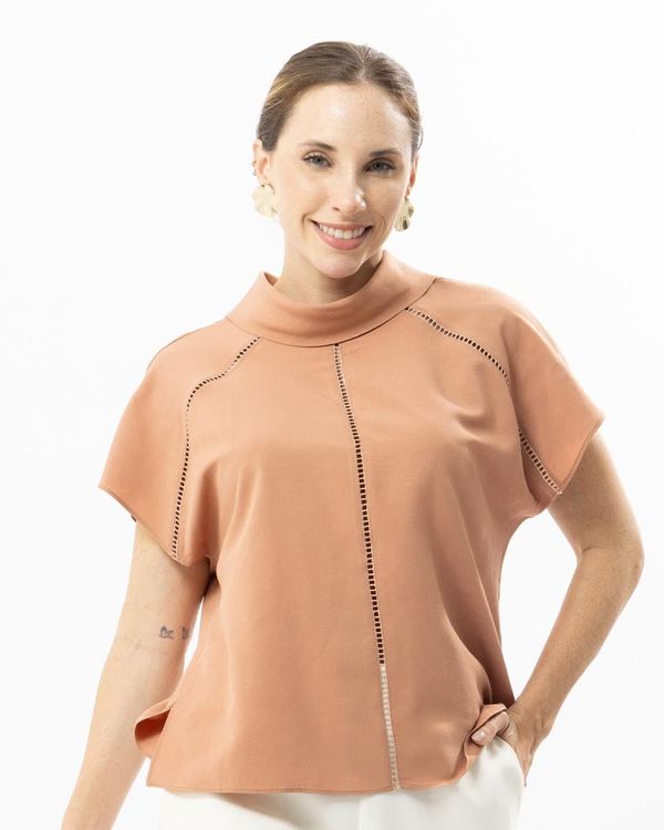 blusa-viscose-de-linho-com-entremeios-e-gola-virada-nude--bt62940825-01