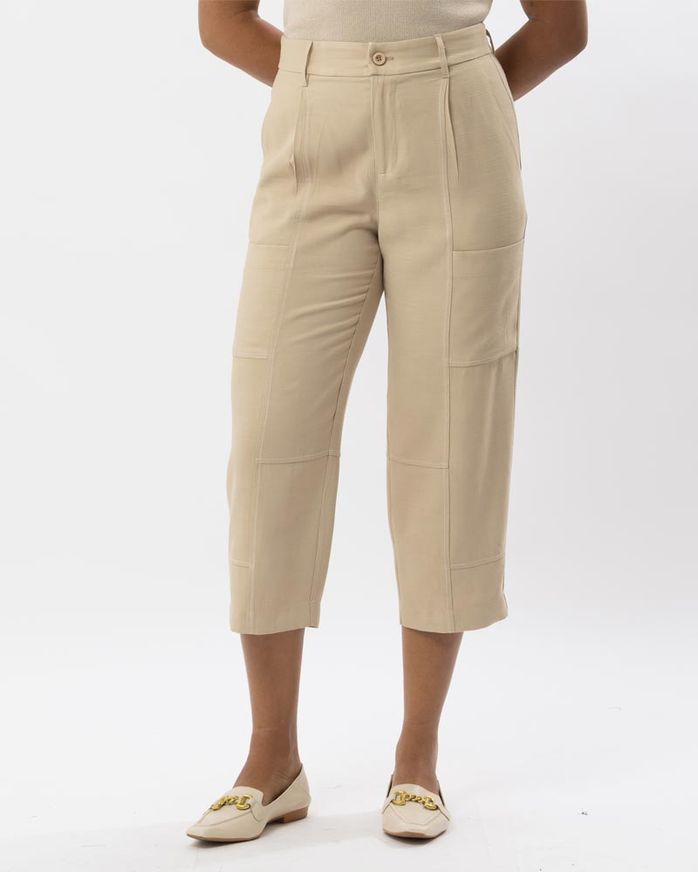 calca-reta-alfaiataria-textura-recortes-pespontos-contrastantes-amarula-ct60320625_783-01