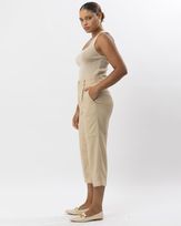 calca-reta-alfaiataria-textura-recortes-pespontos-contrastantes-amarula-ct60320625_783-02