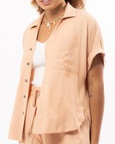 camisa-viscose-textura-com-bolsos-e-botoes-tartaruga-pessego-it61000725_1119-02