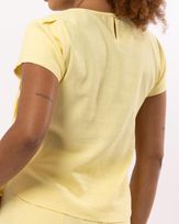 blusa-linho-dobraduras-no-decote-e-manga-curta-amarelo--bt63420925_297-03
