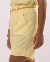 bermuda-linho-pregas-e-botoes-personalizados-amarelo--dt63440925_297-02