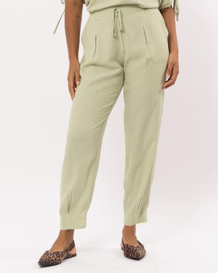 calca-cenoura-viscose-textura-com-pregas-verde--ct62720825-01