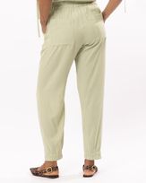 calca-cenoura-viscose-textura-com-pregas-verde--ct62720825-03