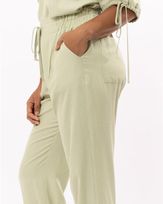 calca-cenoura-viscose-textura-com-pregas-verde--ct62720825-02