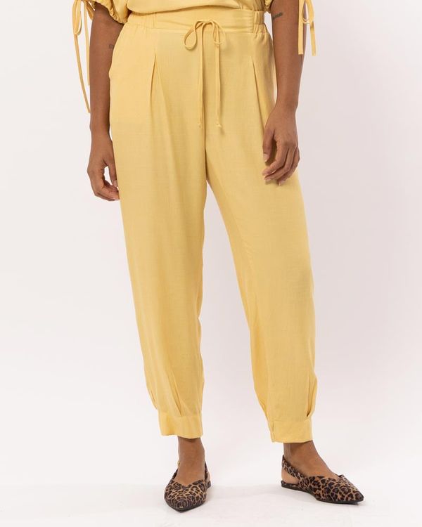 calca-cenoura-viscose-textura-com-pregas-amarelo--ct62720825-01