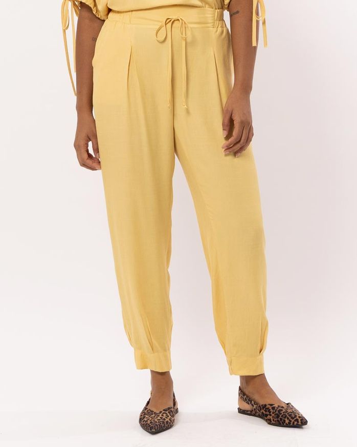 calca-cenoura-viscose-textura-com-pregas-amarelo--ct62720825-01