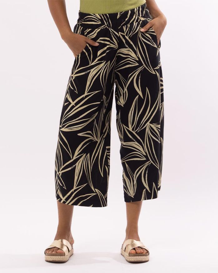 calca-pantacourt-viscose-estampa-folhagem-preto--ct63781025_265-01