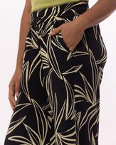 calca-pantacourt-viscose-estampa-folhagem-preto--ct63781025_265-02