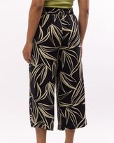 calca-pantacourt-viscose-estampa-folhagem-preto--ct63781025_265-03
