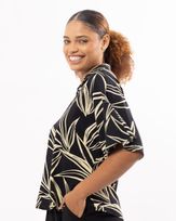 camisa-viscose-estampa-folhagem-mangas-kimono-preto--it63801025_265-02