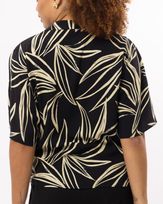 camisa-viscose-estampa-folhagem-mangas-kimono-preto--it63801025_265-03