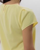 blusa-crepe-manga-curta-com-pregas-amarelo--bt64541025_297-03
