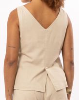 blusa-corpete-linho-com-pregas-e-botoes-tartaruga-amarula-bt62980925-03