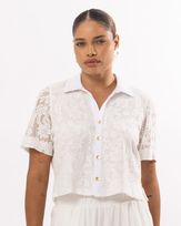 casaqueto-cropped-renda-bordada-floral-manga-curta-off-white-zt64621025-01