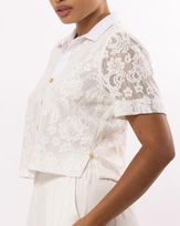casaqueto-cropped-renda-bordada-floral-manga-curta-off-white-zt64621025-02