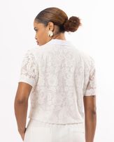casaqueto-cropped-renda-bordada-floral-manga-curta-off-white-zt64621025-03