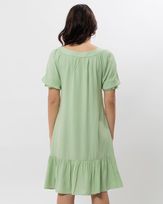 vestido-viscose-textura-decote-com-amarracao-e-ponteiras-tulipa-verde--vt64841025-03