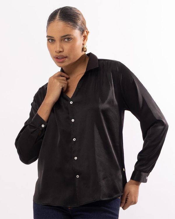 camisa-tecido-acetinado-decote-e-botoes-madreperolas-preto--it63640925_265-01