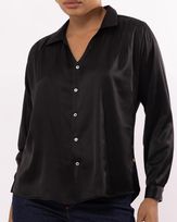 camisa-tecido-acetinado-decote-e-botoes-madreperolas-preto--it63640925_265-02