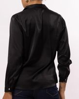 camisa-tecido-acetinado-decote-e-botoes-madreperolas-preto--it63640925_265-03