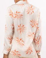 camisa-cetim-estampa-orquidea-franzido-nos-ombros-off-white-it64821025_503-03