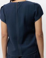 blusa-alfaiataria-twill-pespontos-contrastantes-manga-curta-marinho--bt64061025-03