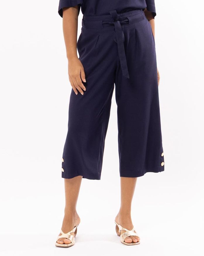 calca-pantacourt-linho-laterais-com-botoes-e-faixa-marinho--ct63500925-01