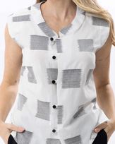 blusa-cavada-voil-bordado-botoes-contrastantes-off-white-bt55041125-02
