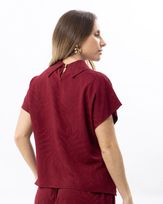 blusa-viscose-jacquard-flor-lotus-gola-virada-vinho--bt55401225-03
