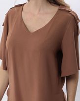 blusa-alfaiataria-dobradura-nos-ombros-marrom--bt55541225-02
